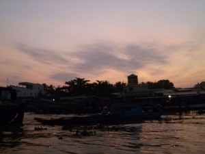 Nous voguons tranquillement à l'aube sur le delta du Mekong