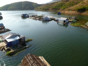 Village de pêcheurs sur un lac