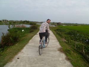 Laurent à vélo dans les rizières près d'Hoi An