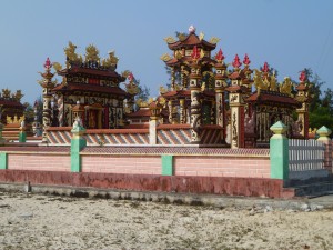 Exemple de tombeaux parsemant l'arrière pays de Hué, au bord de la mer.