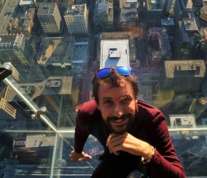 Je suis dans une bulle de plexiglas en haut de la Willis Tower !
